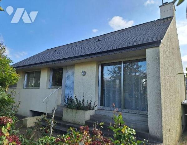 Une maison d'habitation, comprenant :
- au rez de chaussée : une entrée, une cuisine aménagée,...