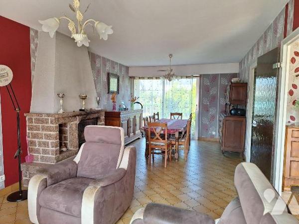 Une maison d'habitation, comprenant :
- au rez de chaussée : une entrée, une cuisine aménagée,...