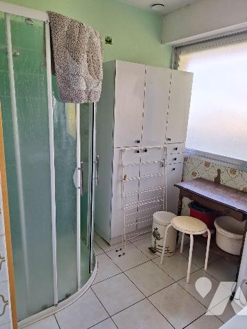 Une maison d'habitation, comprenant :
- au rez de chaussée : une entrée, une cuisine aménagée,...