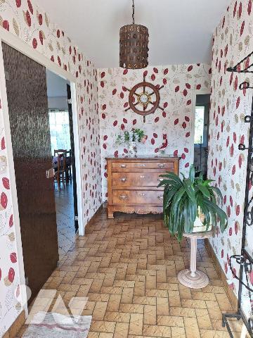 Une maison d'habitation, comprenant :
- au rez de chaussée : une entrée, une cuisine aménagée,...