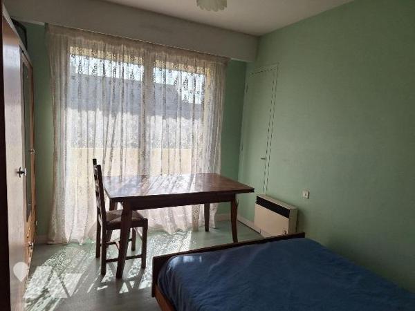 Une maison d'habitation, comprenant :
- au rez de chaussée : une entrée, une cuisine aménagée,...