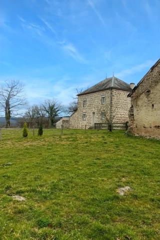 🏡 Maison en pierre rénovée + grange – Terrain 5992 m² – Proche Vichy
