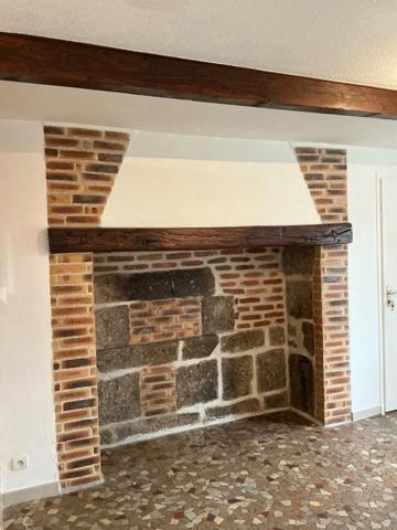 🏡 Maison en pierre rénovée + grange – Terrain 5992 m² – Proche Vichy