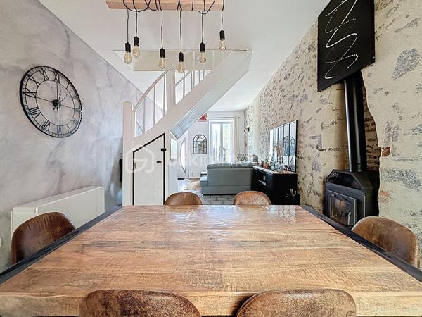 Maison de ville rénovée avec jardin.

Vous commencerez la visite par un espace extérieur aménagé comprenant un préau pour le stockage du bois, un abri de jardin ainsi qu’une terrasse exposée sud-est, idéale pour profiter des beaux jours.

À l’intérieur, vous apprécierez le charme de l’ancien allié à une décoration industrielle. L’espace de vie, équipé d’un poêle à bois, dessert une cuisine aménagée et équipée, un espace buanderie, une salle d’eau avec douche à l’italienne ainsi que des WC indépendants.

Deux escaliers distribuent la partie nuit : l’un mène à une chambre sous rampants, tandis que le second dessert deux chambres.

Le dernier étage offre une pièce pouvant faire office de quatrième chambre ainsi qu’un grenier aménageable.

Cette maison bénéficie également d’une cave et de stationnements gratuits à proximité.

Une visite virtuelle guidée est disponible sur rendez-vous.