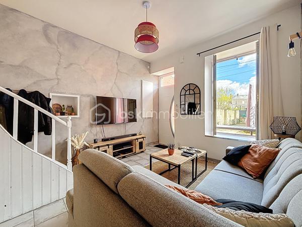 Maison de ville rénovée avec jardin.

Vous commencerez la visite par un espace extérieur aménagé comprenant un préau pour le stockage du bois, un abri de jardin ainsi qu’une terrasse exposée sud-est, idéale pour profiter des beaux jours.

À l’intérieur, vous apprécierez le charme de l’ancien allié à une décoration industrielle. L’espace de vie, équipé d’un poêle à bois, dessert une cuisine aménagée et équipée, un espace buanderie, une salle d’eau avec douche à l’italienne ainsi que des WC indépendants.

Deux escaliers distribuent la partie nuit : l’un mène à une chambre sous rampants, tandis que le second dessert deux chambres.

Le dernier étage offre une pièce pouvant faire office de quatrième chambre ainsi qu’un grenier aménageable.

Cette maison bénéficie également d’une cave et de stationnements gratuits à proximité.

Une visite virtuelle guidée est disponible sur rendez-vous.