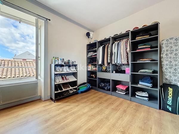 Maison de ville rénovée avec jardin.

Vous commencerez la visite par un espace extérieur aménagé comprenant un préau pour le stockage du bois, un abri de jardin ainsi qu’une terrasse exposée sud-est, idéale pour profiter des beaux jours.

À l’intérieur, vous apprécierez le charme de l’ancien allié à une décoration industrielle. L’espace de vie, équipé d’un poêle à bois, dessert une cuisine aménagée et équipée, un espace buanderie, une salle d’eau avec douche à l’italienne ainsi que des WC indépendants.

Deux escaliers distribuent la partie nuit : l’un mène à une chambre sous rampants, tandis que le second dessert deux chambres.

Le dernier étage offre une pièce pouvant faire office de quatrième chambre ainsi qu’un grenier aménageable.

Cette maison bénéficie également d’une cave et de stationnements gratuits à proximité.

Une visite virtuelle guidée est disponible sur rendez-vous.