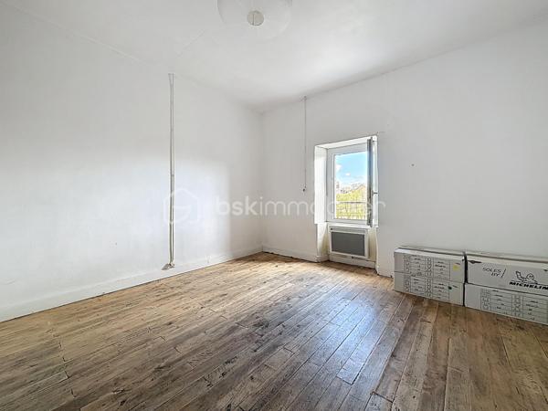 Maison de ville rénovée avec jardin.

Vous commencerez la visite par un espace extérieur aménagé comprenant un préau pour le stockage du bois, un abri de jardin ainsi qu’une terrasse exposée sud-est, idéale pour profiter des beaux jours.

À l’intérieur, vous apprécierez le charme de l’ancien allié à une décoration industrielle. L’espace de vie, équipé d’un poêle à bois, dessert une cuisine aménagée et équipée, un espace buanderie, une salle d’eau avec douche à l’italienne ainsi que des WC indépendants.

Deux escaliers distribuent la partie nuit : l’un mène à une chambre sous rampants, tandis que le second dessert deux chambres.

Le dernier étage offre une pièce pouvant faire office de quatrième chambre ainsi qu’un grenier aménageable.

Cette maison bénéficie également d’une cave et de stationnements gratuits à proximité.

Une visite virtuelle guidée est disponible sur rendez-vous.