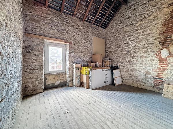 Maison de ville rénovée avec jardin.

Vous commencerez la visite par un espace extérieur aménagé comprenant un préau pour le stockage du bois, un abri de jardin ainsi qu’une terrasse exposée sud-est, idéale pour profiter des beaux jours.

À l’intérieur, vous apprécierez le charme de l’ancien allié à une décoration industrielle. L’espace de vie, équipé d’un poêle à bois, dessert une cuisine aménagée et équipée, un espace buanderie, une salle d’eau avec douche à l’italienne ainsi que des WC indépendants.

Deux escaliers distribuent la partie nuit : l’un mène à une chambre sous rampants, tandis que le second dessert deux chambres.

Le dernier étage offre une pièce pouvant faire office de quatrième chambre ainsi qu’un grenier aménageable.

Cette maison bénéficie également d’une cave et de stationnements gratuits à proximité.

Une visite virtuelle guidée est disponible sur rendez-vous.