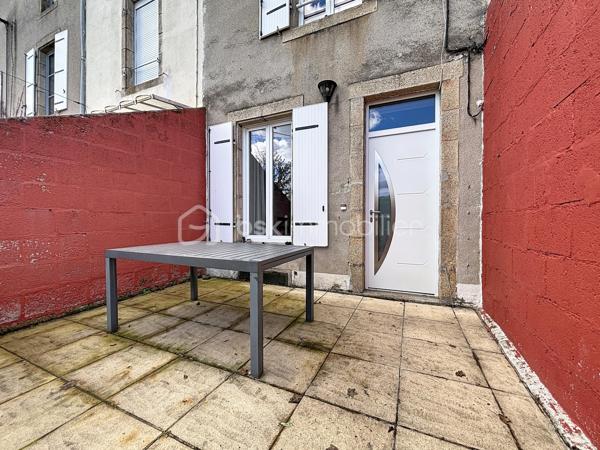 Maison de ville rénovée avec jardin.

Vous commencerez la visite par un espace extérieur aménagé comprenant un préau pour le stockage du bois, un abri de jardin ainsi qu’une terrasse exposée sud-est, idéale pour profiter des beaux jours.

À l’intérieur, vous apprécierez le charme de l’ancien allié à une décoration industrielle. L’espace de vie, équipé d’un poêle à bois, dessert une cuisine aménagée et équipée, un espace buanderie, une salle d’eau avec douche à l’italienne ainsi que des WC indépendants.

Deux escaliers distribuent la partie nuit : l’un mène à une chambre sous rampants, tandis que le second dessert deux chambres.

Le dernier étage offre une pièce pouvant faire office de quatrième chambre ainsi qu’un grenier aménageable.

Cette maison bénéficie également d’une cave et de stationnements gratuits à proximité.

Une visite virtuelle guidée est disponible sur rendez-vous.