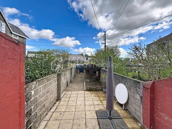 Maison de ville rénovée avec jardin.

Vous commencerez la visite par un espace extérieur aménagé comprenant un préau pour le stockage du bois, un abri de jardin ainsi qu’une terrasse exposée sud-est, idéale pour profiter des beaux jours.

À l’intérieur, vous apprécierez le charme de l’ancien allié à une décoration industrielle. L’espace de vie, équipé d’un poêle à bois, dessert une cuisine aménagée et équipée, un espace buanderie, une salle d’eau avec douche à l’italienne ainsi que des WC indépendants.

Deux escaliers distribuent la partie nuit : l’un mène à une chambre sous rampants, tandis que le second dessert deux chambres.

Le dernier étage offre une pièce pouvant faire office de quatrième chambre ainsi qu’un grenier aménageable.

Cette maison bénéficie également d’une cave et de stationnements gratuits à proximité.

Une visite virtuelle guidée est disponible sur rendez-vous.