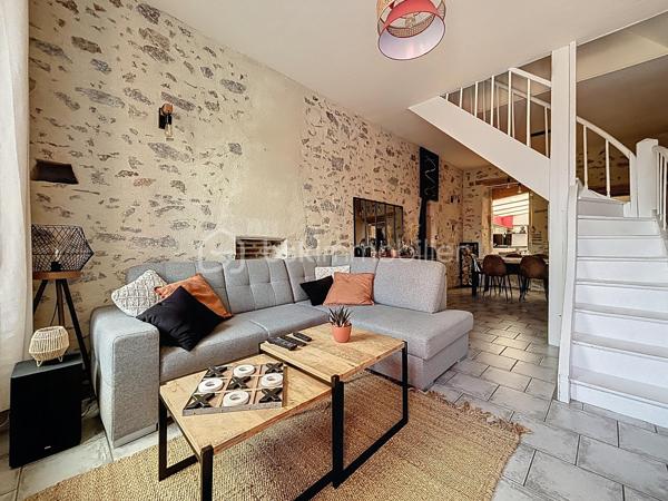 Maison de ville rénovée avec jardin.

Vous commencerez la visite par un espace extérieur aménagé comprenant un préau pour le stockage du bois, un abri de jardin ainsi qu’une terrasse exposée sud-est, idéale pour profiter des beaux jours.

À l’intérieur, vous apprécierez le charme de l’ancien allié à une décoration industrielle. L’espace de vie, équipé d’un poêle à bois, dessert une cuisine aménagée et équipée, un espace buanderie, une salle d’eau avec douche à l’italienne ainsi que des WC indépendants.

Deux escaliers distribuent la partie nuit : l’un mène à une chambre sous rampants, tandis que le second dessert deux chambres.

Le dernier étage offre une pièce pouvant faire office de quatrième chambre ainsi qu’un grenier aménageable.

Cette maison bénéficie également d’une cave et de stationnements gratuits à proximité.

Une visite virtuelle guidée est disponible sur rendez-vous.