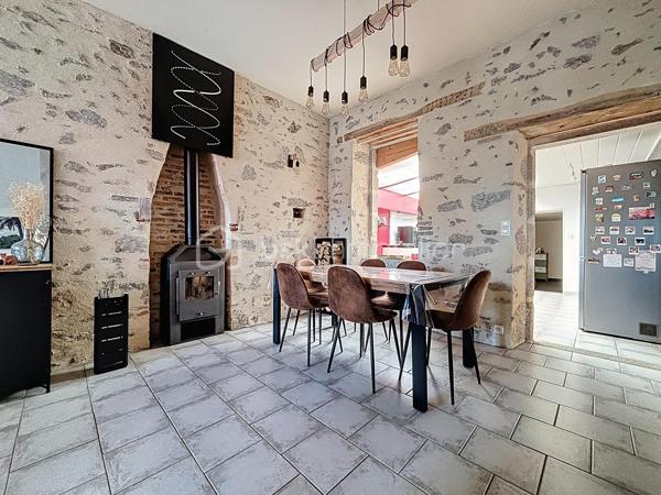 Maison de ville rénovée avec jardin.

Vous commencerez la visite par un espace extérieur aménagé comprenant un préau pour le stockage du bois, un abri de jardin ainsi qu’une terrasse exposée sud-est, idéale pour profiter des beaux jours.

À l’intérieur, vous apprécierez le charme de l’ancien allié à une décoration industrielle. L’espace de vie, équipé d’un poêle à bois, dessert une cuisine aménagée et équipée, un espace buanderie, une salle d’eau avec douche à l’italienne ainsi que des WC indépendants.

Deux escaliers distribuent la partie nuit : l’un mène à une chambre sous rampants, tandis que le second dessert deux chambres.

Le dernier étage offre une pièce pouvant faire office de quatrième chambre ainsi qu’un grenier aménageable.

Cette maison bénéficie également d’une cave et de stationnements gratuits à proximité.

Une visite virtuelle guidée est disponible sur rendez-vous.