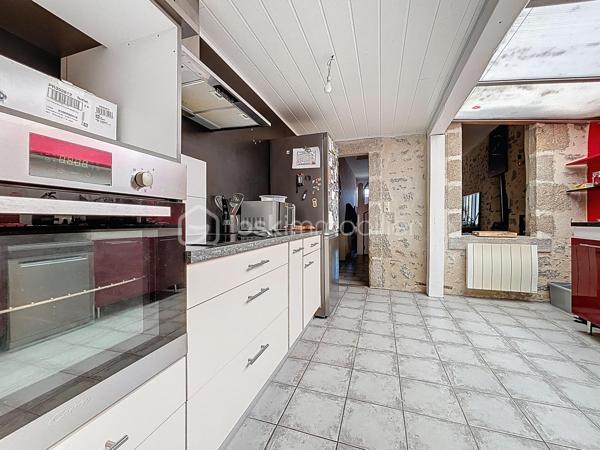 Maison de ville rénovée avec jardin.

Vous commencerez la visite par un espace extérieur aménagé comprenant un préau pour le stockage du bois, un abri de jardin ainsi qu’une terrasse exposée sud-est, idéale pour profiter des beaux jours.

À l’intérieur, vous apprécierez le charme de l’ancien allié à une décoration industrielle. L’espace de vie, équipé d’un poêle à bois, dessert une cuisine aménagée et équipée, un espace buanderie, une salle d’eau avec douche à l’italienne ainsi que des WC indépendants.

Deux escaliers distribuent la partie nuit : l’un mène à une chambre sous rampants, tandis que le second dessert deux chambres.

Le dernier étage offre une pièce pouvant faire office de quatrième chambre ainsi qu’un grenier aménageable.

Cette maison bénéficie également d’une cave et de stationnements gratuits à proximité.

Une visite virtuelle guidée est disponible sur rendez-vous.