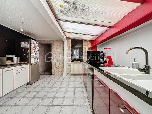 Maison de ville rénovée avec jardin.

Vous commencerez la visite par un espace extérieur aménagé comprenant un préau pour le stockage du bois, un abri de jardin ainsi qu’une terrasse exposée sud-est, idéale pour profiter des beaux jours.

À l’intérieur, vous apprécierez le charme de l’ancien allié à une décoration industrielle. L’espace de vie, équipé d’un poêle à bois, dessert une cuisine aménagée et équipée, un espace buanderie, une salle d’eau avec douche à l’italienne ainsi que des WC indépendants.

Deux escaliers distribuent la partie nuit : l’un mène à une chambre sous rampants, tandis que le second dessert deux chambres.

Le dernier étage offre une pièce pouvant faire office de quatrième chambre ainsi qu’un grenier aménageable.

Cette maison bénéficie également d’une cave et de stationnements gratuits à proximité.

Une visite virtuelle guidée est disponible sur rendez-vous.