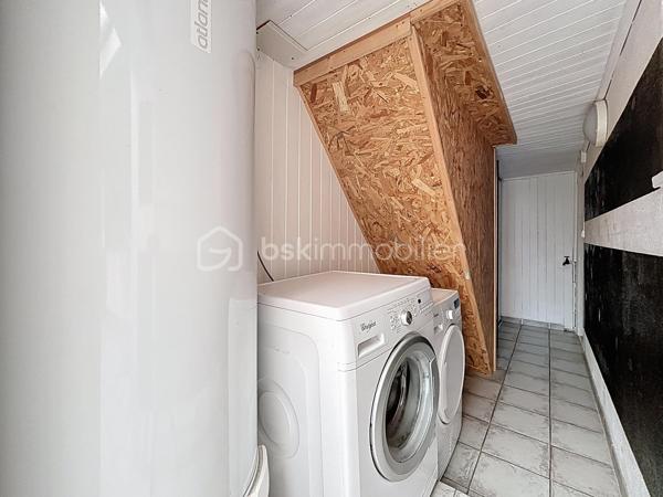 Maison de ville rénovée avec jardin.

Vous commencerez la visite par un espace extérieur aménagé comprenant un préau pour le stockage du bois, un abri de jardin ainsi qu’une terrasse exposée sud-est, idéale pour profiter des beaux jours.

À l’intérieur, vous apprécierez le charme de l’ancien allié à une décoration industrielle. L’espace de vie, équipé d’un poêle à bois, dessert une cuisine aménagée et équipée, un espace buanderie, une salle d’eau avec douche à l’italienne ainsi que des WC indépendants.

Deux escaliers distribuent la partie nuit : l’un mène à une chambre sous rampants, tandis que le second dessert deux chambres.

Le dernier étage offre une pièce pouvant faire office de quatrième chambre ainsi qu’un grenier aménageable.

Cette maison bénéficie également d’une cave et de stationnements gratuits à proximité.

Une visite virtuelle guidée est disponible sur rendez-vous.