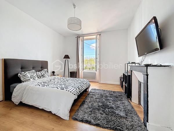 Maison de ville rénovée avec jardin.

Vous commencerez la visite par un espace extérieur aménagé comprenant un préau pour le stockage du bois, un abri de jardin ainsi qu’une terrasse exposée sud-est, idéale pour profiter des beaux jours.

À l’intérieur, vous apprécierez le charme de l’ancien allié à une décoration industrielle. L’espace de vie, équipé d’un poêle à bois, dessert une cuisine aménagée et équipée, un espace buanderie, une salle d’eau avec douche à l’italienne ainsi que des WC indépendants.

Deux escaliers distribuent la partie nuit : l’un mène à une chambre sous rampants, tandis que le second dessert deux chambres.

Le dernier étage offre une pièce pouvant faire office de quatrième chambre ainsi qu’un grenier aménageable.

Cette maison bénéficie également d’une cave et de stationnements gratuits à proximité.

Une visite virtuelle guidée est disponible sur rendez-vous.