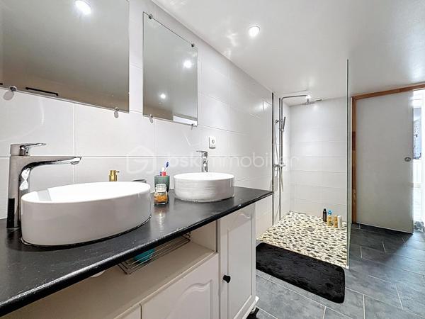 Maison de ville rénovée avec jardin.

Vous commencerez la visite par un espace extérieur aménagé comprenant un préau pour le stockage du bois, un abri de jardin ainsi qu’une terrasse exposée sud-est, idéale pour profiter des beaux jours.

À l’intérieur, vous apprécierez le charme de l’ancien allié à une décoration industrielle. L’espace de vie, équipé d’un poêle à bois, dessert une cuisine aménagée et équipée, un espace buanderie, une salle d’eau avec douche à l’italienne ainsi que des WC indépendants.

Deux escaliers distribuent la partie nuit : l’un mène à une chambre sous rampants, tandis que le second dessert deux chambres.

Le dernier étage offre une pièce pouvant faire office de quatrième chambre ainsi qu’un grenier aménageable.

Cette maison bénéficie également d’une cave et de stationnements gratuits à proximité.

Une visite virtuelle guidée est disponible sur rendez-vous.