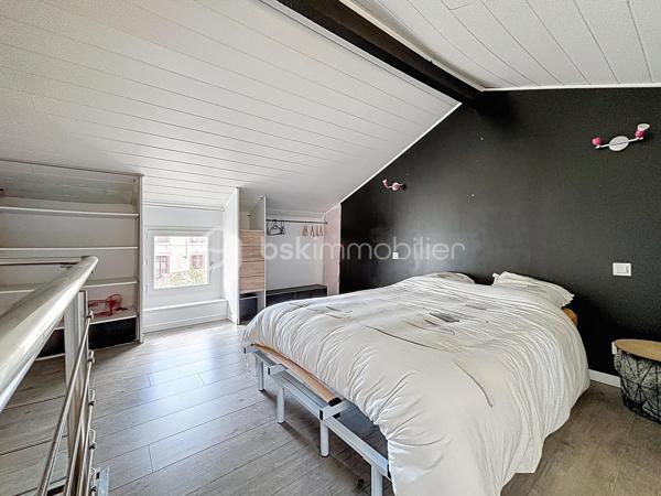 Maison de ville rénovée avec jardin.

Vous commencerez la visite par un espace extérieur aménagé comprenant un préau pour le stockage du bois, un abri de jardin ainsi qu’une terrasse exposée sud-est, idéale pour profiter des beaux jours.

À l’intérieur, vous apprécierez le charme de l’ancien allié à une décoration industrielle. L’espace de vie, équipé d’un poêle à bois, dessert une cuisine aménagée et équipée, un espace buanderie, une salle d’eau avec douche à l’italienne ainsi que des WC indépendants.

Deux escaliers distribuent la partie nuit : l’un mène à une chambre sous rampants, tandis que le second dessert deux chambres.

Le dernier étage offre une pièce pouvant faire office de quatrième chambre ainsi qu’un grenier aménageable.

Cette maison bénéficie également d’une cave et de stationnements gratuits à proximité.

Une visite virtuelle guidée est disponible sur rendez-vous.