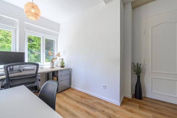 Magnifique 2 p état neuf dans la nature au bord de l'eau...