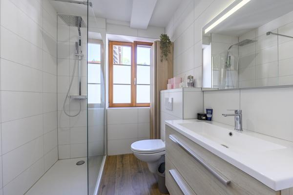 Magnifique 2 p état neuf dans la nature au bord de l'eau...