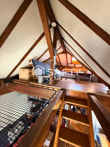 Deux pièces, cave et grande surface en mezzanine