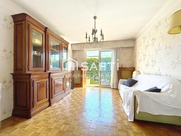 Maison non mitoyenne avec beau potentiel