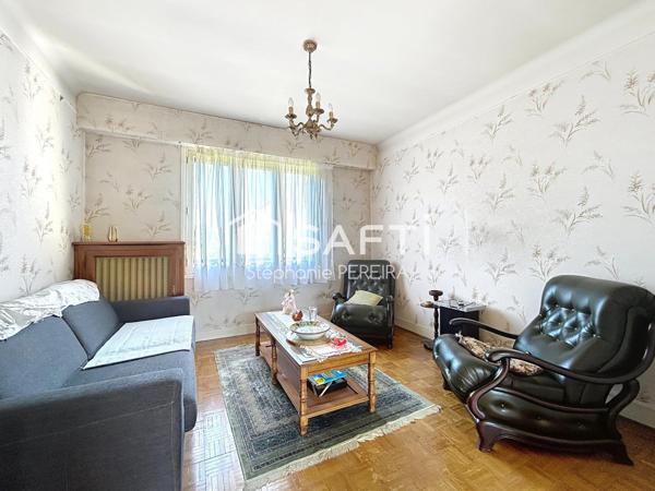 Maison non mitoyenne avec beau potentiel