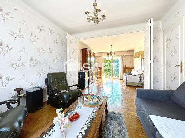 Maison non mitoyenne avec beau potentiel