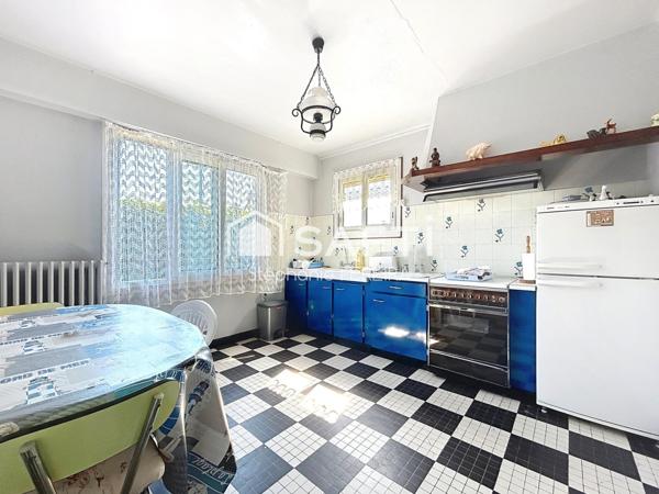 Maison non mitoyenne avec beau potentiel