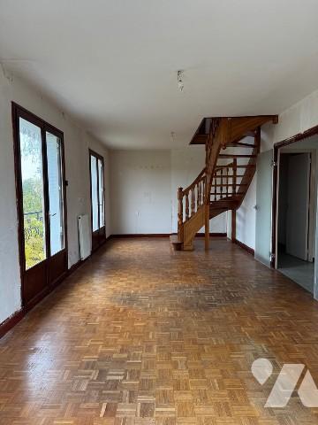 Maison individuelle à rénover, 3 chambres dans quartier résidentiel