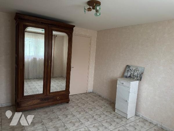 Maison individuelle à rénover, 3 chambres dans quartier résidentiel