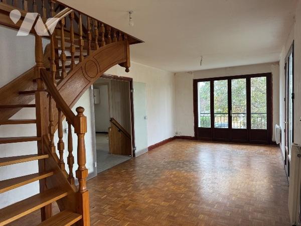 Maison individuelle à rénover, 3 chambres dans quartier résidentiel