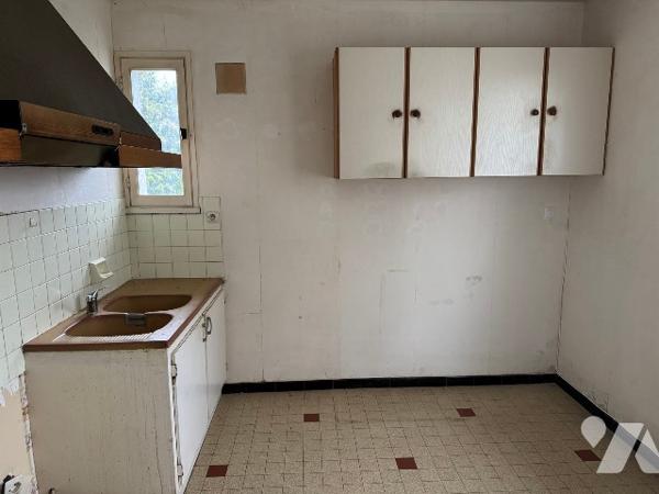 Maison individuelle à rénover, 3 chambres dans quartier résidentiel