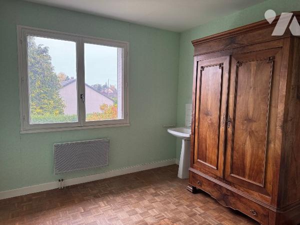 Maison individuelle à rénover, 3 chambres dans quartier résidentiel