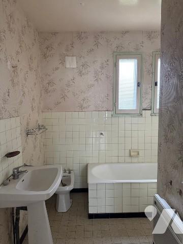 Maison individuelle à rénover, 3 chambres dans quartier résidentiel