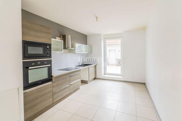 Maison Individuelle, rénovée, quartier calme de la Ville.