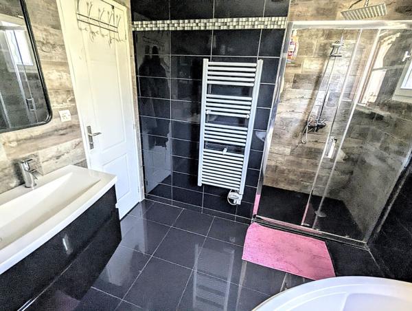 villa de plain-pied avec piscine, pool-house et grand terrain arboré