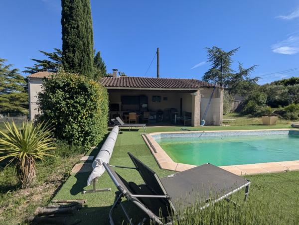 villa de plain-pied avec piscine, pool-house et grand terrain arboré