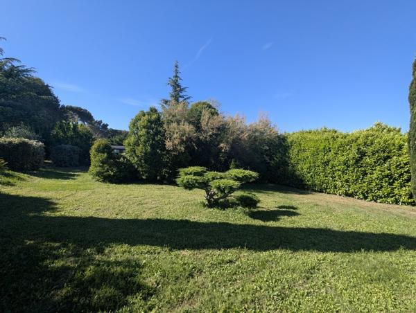 villa de plain-pied avec piscine, pool-house et grand terrain arboré
