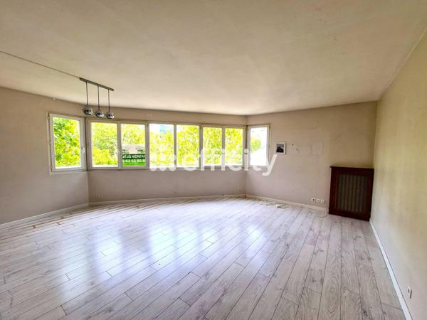 Appartement
         4 pièces
        - 95 m² Bien prestige 550 000 € *
