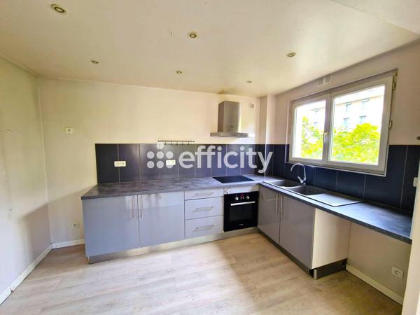 Appartement
         4 pièces
        - 95 m² Bien prestige 550 000 € *