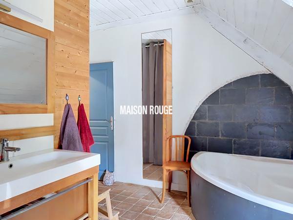 CHARME, VOLUMES ET RENTABILITÉ AUX PORTES DE DINAN Maison plus gîte