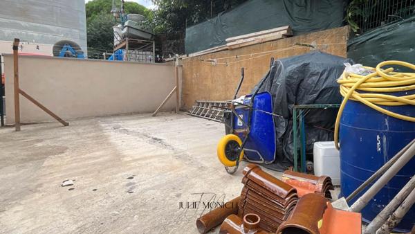 MAISON AVEC GARAGE/LOCAL