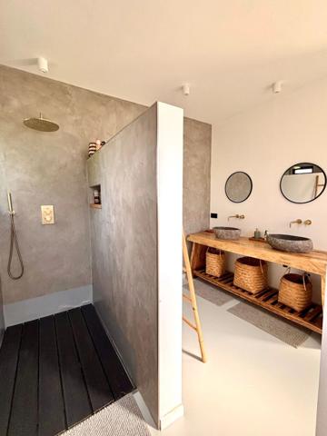 Superbe Villa ultra moderne + 2 dépendances 3 piscines sur 3 243 m² de terrain