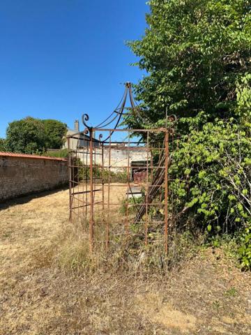 Gare de MONTARGIS à 5 mn à pied - A VENDRE ELEGANTE MEULLIERE de 85 m2 environ avec jardin de 566 m2