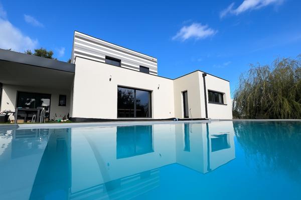 Maison d’architecte avec piscine, vue dégagée et prestations haut de gamme