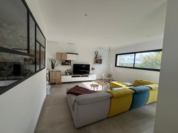 Maison d’architecte avec piscine, vue dégagée et prestations haut de gamme