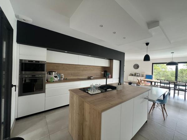 Maison d’architecte avec piscine, vue dégagée et prestations haut de gamme