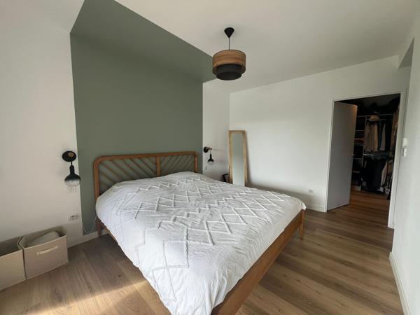 Maison d’architecte avec piscine, vue dégagée et prestations haut de gamme