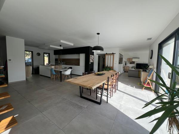 Maison d’architecte avec piscine, vue dégagée et prestations haut de gamme